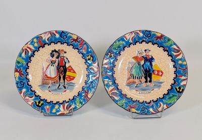 deux assiettes décoratives sur lesquelles sont représentés un homme et une femme