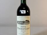 une bouteille de vin posée sur une table