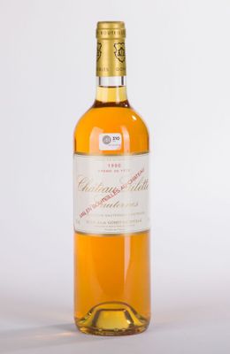 la bouteille de vin est posée sur une surface blanche