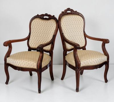 une paire de chaises anciennes à accoudoirs rembourrés