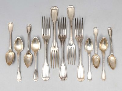 beaucoup de cuillères et de fourchettes en argent sur la table