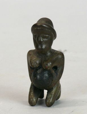 Petite statuette amulette en bois léger à patine sombre figu…