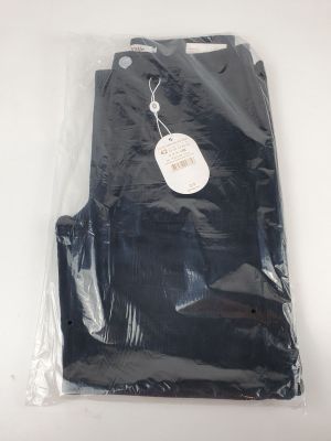 un t-shirt noir dans un sac en plastique, muni d'une étiquette