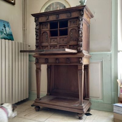 Cabinet génois en noyer mouluré et sculpté, XVIIe