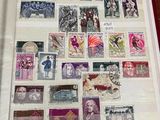 la photo d'un livre portant de nombreux timbres