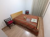 un lit avec une tête de lit en bois et une chaise rouge