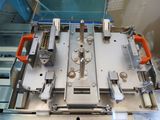 une machine posée sur une table dans une pièce