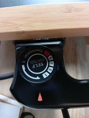 un gros plan d'une table sur laquelle se trouve une horloge