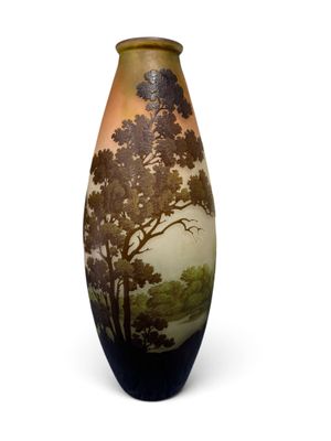 un vase sur lequel est peint un arbre
