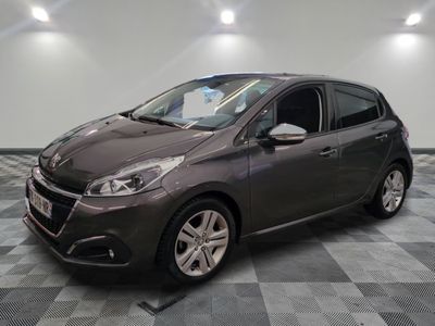 la photo d'une voiture grise garée dans une salle d'exposition