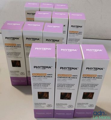 six boîtes de produits de soins capillaires Phytema posées sur un comptoir