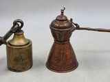 deux types différents de café moulu posés sur une table