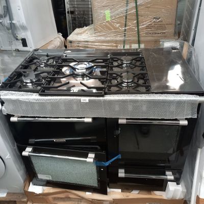 une cuisinière en cours d'installation dans la cuisine
