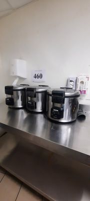 trois mijoteuses posées sur une table dans une cuisine