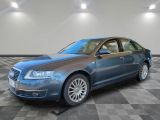 une photo d'une voiture bleue garée dans un showroom