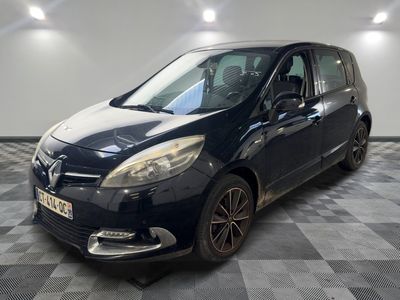 la photo d'une voiture noire garée dans un garage