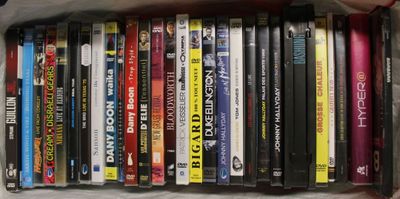 une boîte remplie de DVD posée sur une table