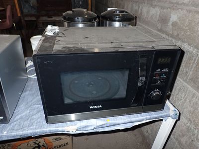 deux micro-ondes posés l'un à côté de l'autre sur une table