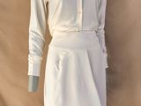 un mannequin vêtu d'une chemise et d'une jupe blanches