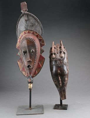 paire de masques africains en bois sur socles