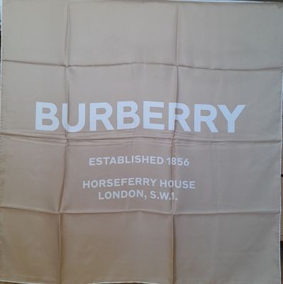 un grand drapeau Burberry accroché au mur