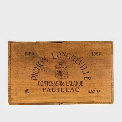 une boîte en bois sur laquelle est apposée une étiquette portant l'inscription « Dijon Longueville »