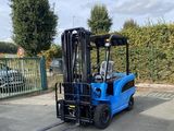 un chariot élévateur bleu garé sur un parking