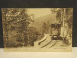 une vieille photo d'un train avançant sur les rails