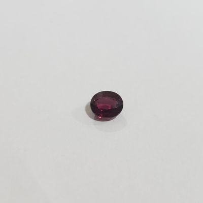 des pierres précieuses violettes de forme ovale sur un fond blanc