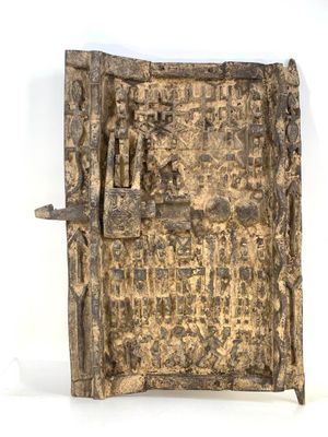 un vieux livre écrit posé sur une surface blanche