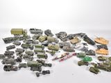 de nombreux véhicules militaires miniatures posés sur une surface blanche