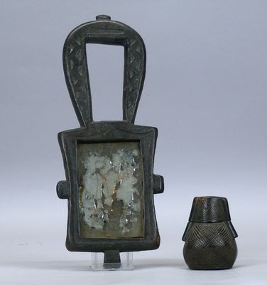 deux vases posés l'un à côté de l'autre sur une table