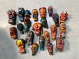 beaucoup de masques en bois par terre