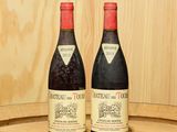 deux bouteilles de vin posées sur un tonneau