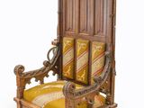 une image représentant une chaise en bois sur laquelle est posé un coussin jaune