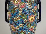 un vase bleu orné d'un motif floral