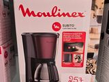 une boîte de cafetière posée sur une étagère