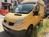 une camionnette jaune garée sur le bord de la route