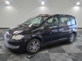 la camionnette noire est garée sur un sol en damier dans le garage