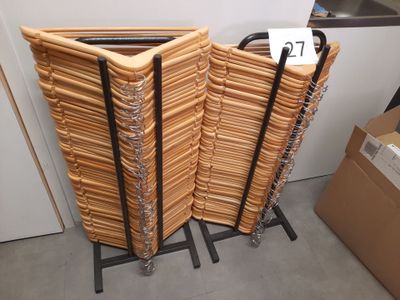 une pile de chaises attachées par des chaînes dans une pièce
