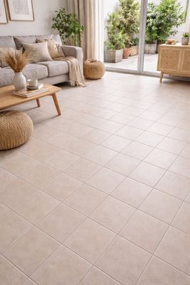 un salon avec un canapé, une table basse et des baies vitrées coulissantes