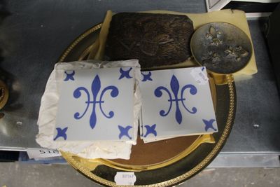 deux parts de gâteau posées sur une assiette, sur une table