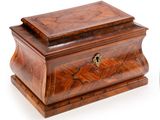une vieille boîte en bois avec une clé, sur fond blanc