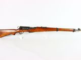 un fusil avec un canon en bois sur fond blanc