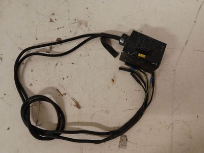 un fil noir relié à un appareil électrique