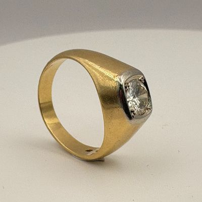 une image représentant une bague en or sertie d'un diamant