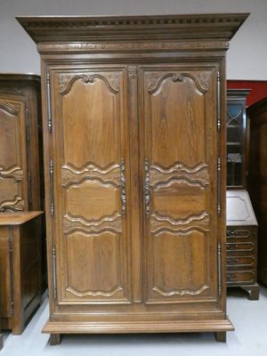 Armoire en chêne mouluré et sculpté de fleurs stylisées, ave…