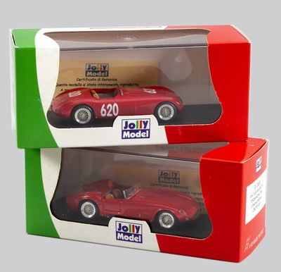 une petite voiture rouge dans une boîte posée sur une table