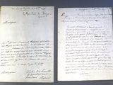 deux feuilles de papier couvertes d'écriture, posées sur une table