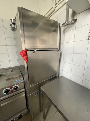 un réfrigérateur et une cuisinière en acier inoxydable dans une cuisine professionnelle